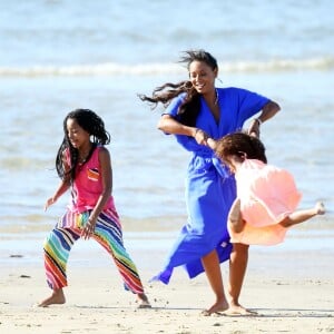 Exclusif - Melanie Brown (Mel B) avec ses filles Madison et Angel Brown Belafonte en pleine séance photo sur une plage à Sydney en Australie, le 17 novembre 2016