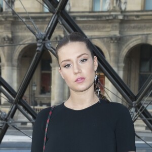 Adèle Exarchopoulos (enceinte) au défilé de mode "Louis Vuitton", collection prêt-à-porter Automne-Hiver 2017-2018 au musée du Louvre à Paris, le 7 Mars 2017.© Olivier Borde/Bestimage