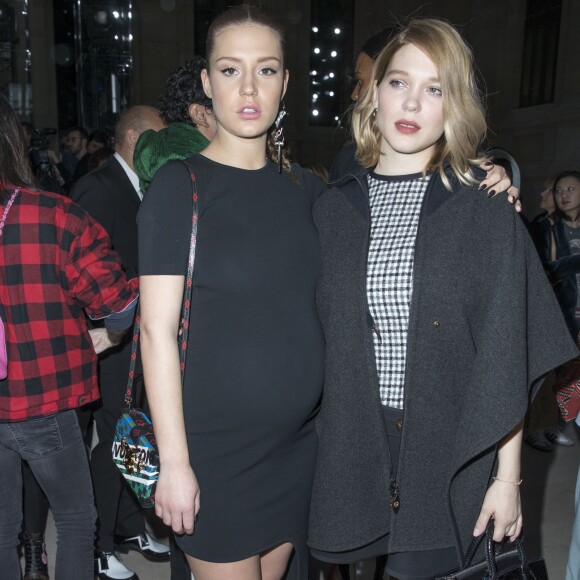 Adèle Exarchopoulos (enceinte) et Léa Seydoux en front row au défilé de mode "Louis Vuitton", collection prêt-à-porter Automne-Hiver 2017-2018 au musée du Louvre à Paris, le 7 Mars 2017.© Olivier Borde/Bestimage