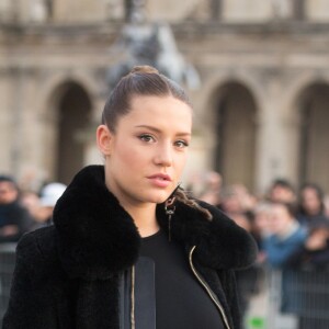 Adèle Exarchopoulos (enceinte) - Arrivées au défilé de mode prêt-à-porter automne-hiver 2017/2018 "Louis Vuitton" au Musée du Louvre à Paris.