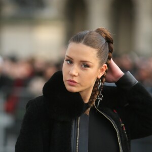 Adèle Exarchopoulos (enceinte) au défilé de mode "Louis Vuitton", collection prêt-à-porter Automne-Hiver 2017-2018 au Louvres à Paris, le 7 Mars 2017.© CVS/Veeren/Bestimage