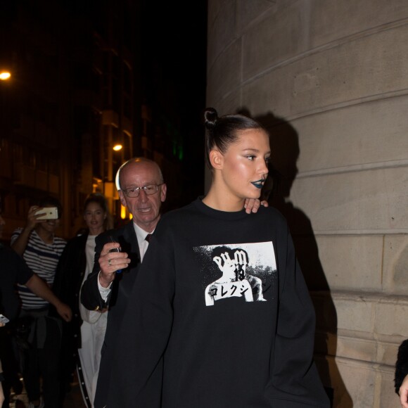 Adèle Exarchopoulos arrive au défilé "Fenty x Puma - Collection Printemps/Eté 2017", designé par Rihanna, lors de la Fashion Week de Paris, le 28 septembre 2016.