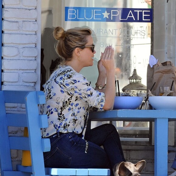 Reese Witherspoon déjeune avec sa fille Ava Phillippe au restaurant Blue Plate à Los Angeles, le 7 mars 2017