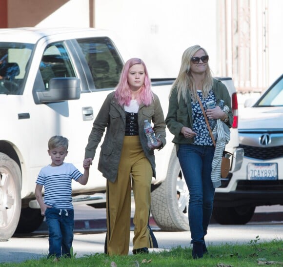Reese Witherspoon se promène avec son fils Tennessee James Toth et sa fille Ava Elizabeth Phillippe.
