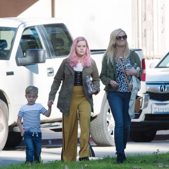 Reese Witherspoon se promène avec son fils Tennessee James Toth et sa fille Ava Elizabeth Phillippe.