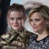 Ava Elizabeth Phillippe et sa mère Reese Witherspoon à la première de la série ‘Big Little Lies' au théâtre Chinois à Hollywood, le 7 février 2017