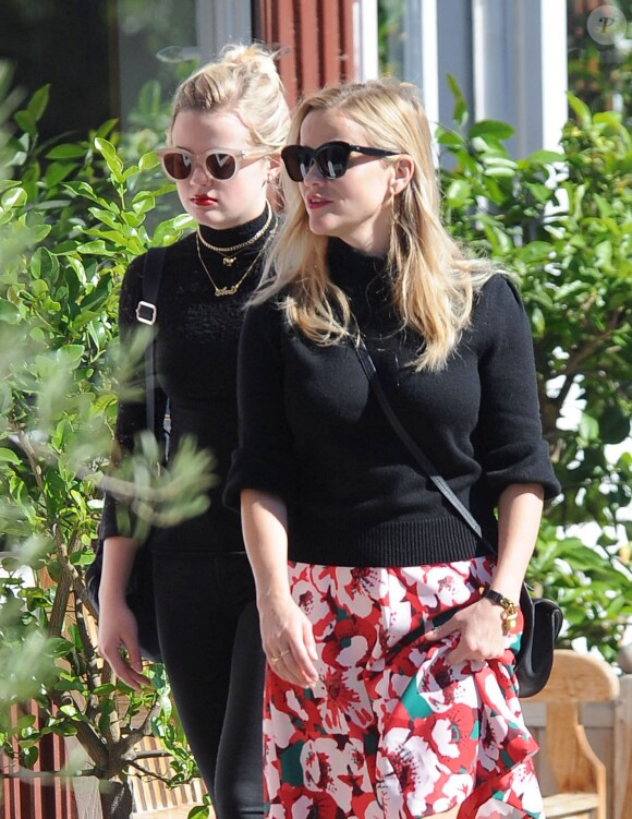 Exclusif - Reese Witherspoon et sa fille Ava Phillippe font du shopping au Country Mart à Brentwood, le 18 novembre 2016