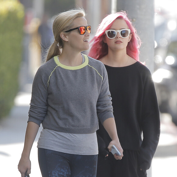 Reese Witherspoon et ses enfants Ava et Tennessee à Santa Monica le 3 mai 2016. Ava s'affiche avec un look grunge, collant déchirés et cheveux roses tandis que Tennessee porte un t-shirt à l'effigie de Batman.