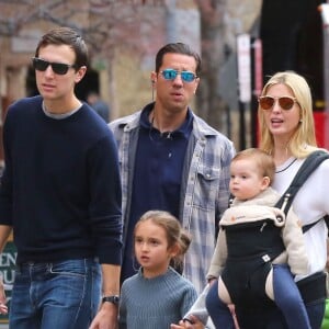 Ivanka Trump et son mari Jared Kushner font du shopping avec leurs enfants Arabella, Joseph et Theodore dans les rues de Aspen dans le Colorado. Plus tard dans la journée, Donald Trump III rejoint la petite famille ainsi que Eric Trump et sa femme Lara Trump enceinte. Le 22 mars 2017