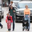 Ivanka Trump et son mari Jared Kushner se baladent avec leurs enfants Arabella, Joseph, Theodore Kushner et mangent des glaces dans les rues de Aspen dans le Colorado, le 20 mars 2017