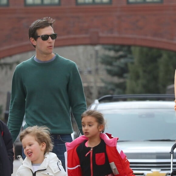 Ivanka Trump et son mari Jared Kushner se baladent avec leurs enfants Arabella, Joseph, Theodore Kushner et mangent des glaces dans les rues de Aspen dans le Colorado, le 20 mars 2017