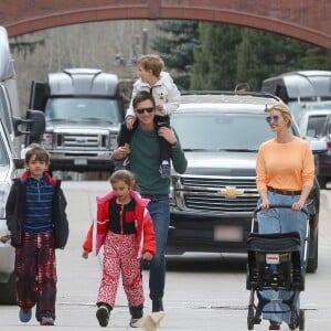 Ivanka Trump et son mari Jared Kushner se baladent avec leurs enfants Arabella, Joseph, Theodore Kushner et mangent des glaces dans les rues de Aspen dans le Colorado, le 20 mars 2017