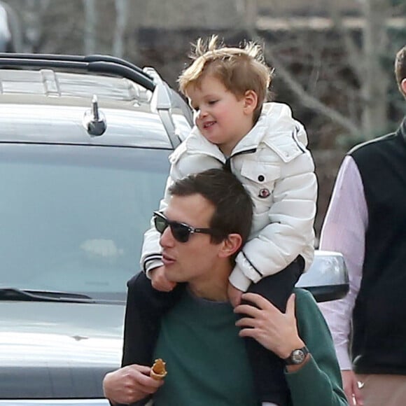 Ivanka Trump et son mari Jared Kushner se baladent avec leurs enfants Arabella, Joseph, Theodore Kushner et mangent des glaces dans les rues de Aspen dans le Colorado, le 20 mars 2017