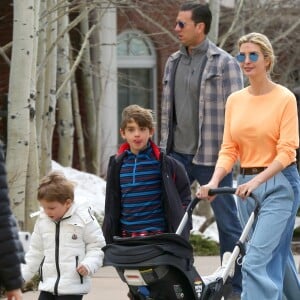 Ivanka Trump et son mari Jared Kushner se baladent avec leurs enfants Arabella, Joseph, Theodore Kushner et mangent des glaces dans les rues de Aspen dans le Colorado, le 20 mars 2017