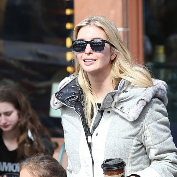 Ivanka Trump se promène et mange des glaces avec sa fille Arabella Kushner dans les rues de Aspen dans le Colorado, le 20 mars 2017