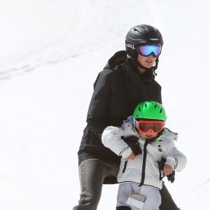 Ivanka Trump et son mari Jared Kushner profitent d'une belle journée de ski alpin avec leurs enfants Arabella et Joseph à Aspen, le 23 mars 2017