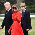 Donald et Melania Trump saluant la presse à la Maison Blanche avec leur fils Barron Trump, à Washington, le 17 mars 2017.