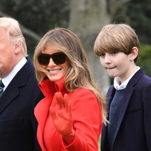 Donald et Melania Trump saluant la presse à la Maison Blanche avec leur fils Barron Trump, à Washington, le 17 mars 2017.