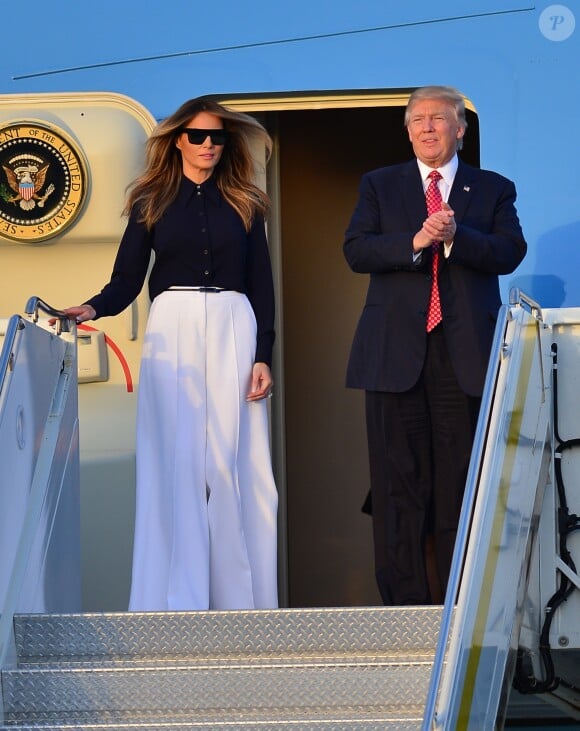 Le président américain Donald Trump et sa femme Melania arrivent à l'aéroport de Palm Beach à bord d'air force one avec le premier ministre japonais Shinzo Abe et sa femme Akie Abe le 10 février 2017