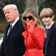 Donald et Melania Trump saluant la presse à la Maison Blanche avec leur fils Barron Trump, à Washington, le 17 mars 2017.
