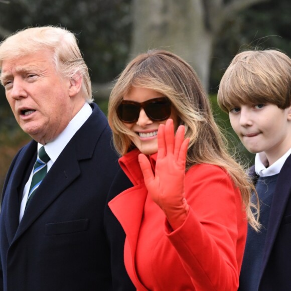 Donald et Melania Trump saluant la presse à la Maison Blanche avec leur fils Barron Trump, à Washington, le 17 mars 2017.