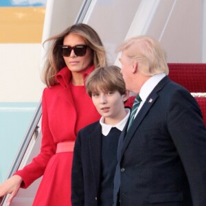 Donald et Melania Trump arrivent à Palm Beach avec leur fils Barron Trump, le 17 mars 2017.
