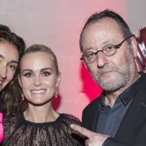 Exclusif - Laeticia Hallyday ("Femme de Coeur 2017" par Clarins pour son engagement humanitaire) entre Jean Reno et sa femme Zofia Borucka - Le Prix Clarins pour l'enfance fête ses 20 ans et récompense sa nouvelle femme de coeur L.Hallyday pour son association La Bonne Étoile à l'hôtel Salomon de Rothschild à Paris, France, le 14 mars 2017. © Borde-Jacovides/Bestimage