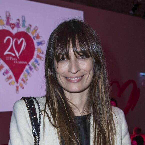 Exclusif - Prix spécial - No web - Caroline de Maigret - Le Prix Clarins pour l'enfance fête ses 20 ans et récompense sa nouvelle femme de coeur L.Hallyday pour son association La Bonne Étoile à l'hôtel Salomon de Rothschild à Paris, France, le 14 mars 2017. Pour cette 20ème édition anniversaire, le Groupe Clarins accueille avec plaisir L. Hallyday dans son cercle de femmes de coeur pour ses actions auprès des enfants et s'engage à la soutenir dans ses projets à venir. Depuis dix ans déjà, L. Hallyday consacre une énergie sincère à la cause de l'enfance, d'abord à travers son rôle d'ambassadrice de l'UNICEF puis en créant en 2012 avec H. Darroze l'association " La Bonne Étoile " dont le but n'est autre que de changer le quotidien des enfants laissés pour compte, souvent orphelins, atteints de maladies ou de handicaps, et de leur offrir une vie décente, remplie de joies et d'espoir. Écoles, orphelinats, dispensaires pédiatriques, participation à l'aide d'urgence alimentaire, elle n'a eu de cesse ces quatre dernières années de faire aboutir d'importants projets au Vietnam et d'offrir du concret à tous ces enfants en souffrance. © Borde-Jacovides/Bestimage