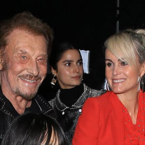 Johnny Hallyday, sa femme Laeticia (en béquilles) et leurs filles Jade et Joy au vernissage de l'exposition du photographe Mathieu Cesar à Los Angeles. Le 21 février 2017