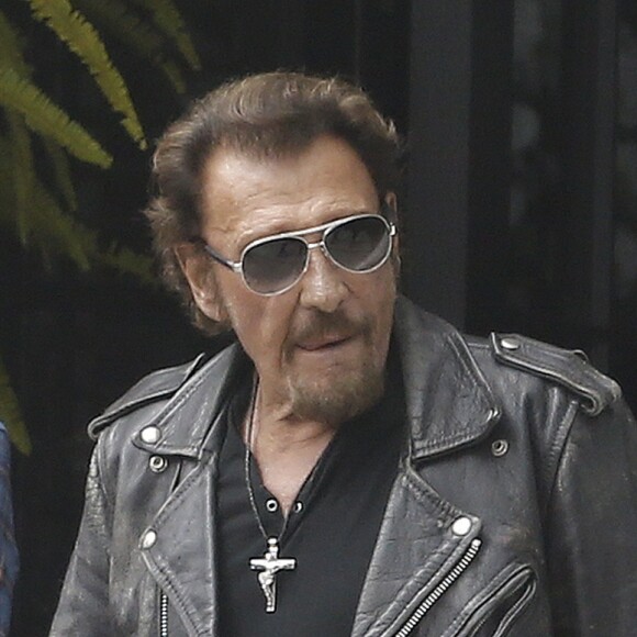 Exclusif - Johnny Hallyday et sa femme Laeticia Hallyday - Johnny Hallyday quitte sa propriété de Pacific Palissades le 12 septembre 2016 pour aller faire une virée à moto et faire "Easy Rider" à l'envers. Ils prendront la route depuis La Nouvelle-Orléans jusqu'à Los Angeles le 14 septembre 2016. Pour cette virée, il sera accompagné de Pierre Billon, Claude Bouillon, Yodelice (Maxime Nucci), Philippe Fatien et Sébastien Farran ainsi que d'autres amis qui composent sa nouvelle bande de hipster. Johnny dit au revoir à sa femme Laetitia ainsi qu'à sa grand-mère Elyette.