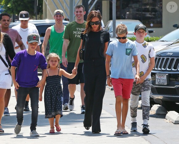 Exclusif - Victoria Beckham est allée déjeuner avec ses enfants Harper, Romeo, Cruz et Brooklyn au restaurant The Golden State à Los Angeles, le 21 août 2016.