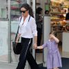 Exclusif - Victoria Beckham fait du shopping avec sa fille Harper Beckham dans le quartier de Notting Hill à Londres. Le 13 mai 2016.