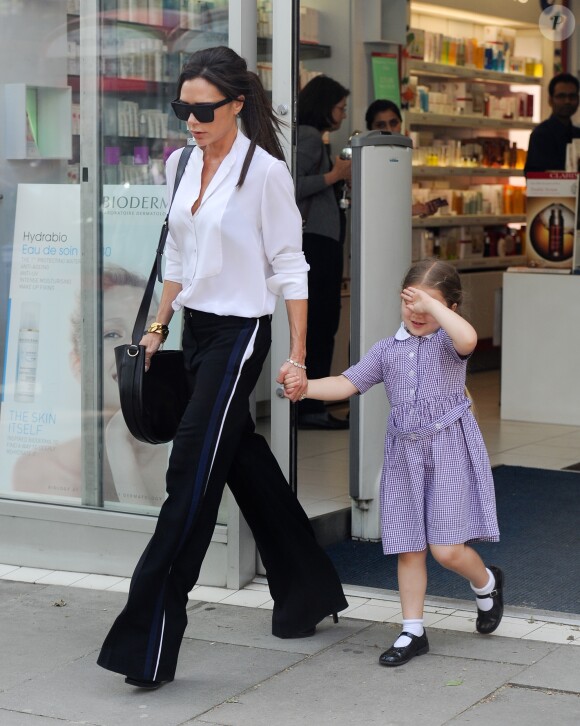 Exclusif - Victoria Beckham fait du shopping avec sa fille Harper Beckham dans le quartier de Notting Hill à Londres. Le 13 mai 2016.