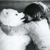 Alizée a posté une photo de sa fille Annily partageant un câlin avec son chien Jon Snow sur Instagram, le 13 décembre 2016.