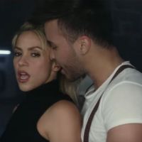 Shakira collée serrée à un jeune beau gosse, Gerard Piqué approuve !