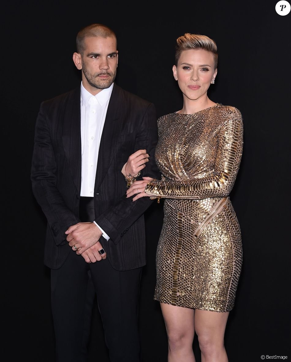 Scarlett Johansson et Romain Dauriac au défilé Tom Ford Automne/Hiver pour  femme à Los Angeles, le 20 février 2015 - Purepeople