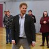 Le prince Harry rencontre les jeunes de l'organisation Pink Lizard à Leicester, le 21 mars 2017 avec qui il joue au football volleyball.