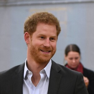 Le prince Harry rencontre les jeunes de l'organisation Pink Lizard à Leicester, le 21 mars 2017 avec qui il joue au football volleyball.