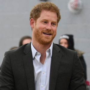 Le prince Harry rencontre les jeunes de l'organisation Pink Lizard à Leicester, le 21 mars 2017 avec qui il joue au football volleyball.