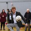 Le prince Harry rencontre les jeunes de l'organisation Pink Lizard à Leicester, le 21 mars 2017 avec qui il joue au football volleyball.