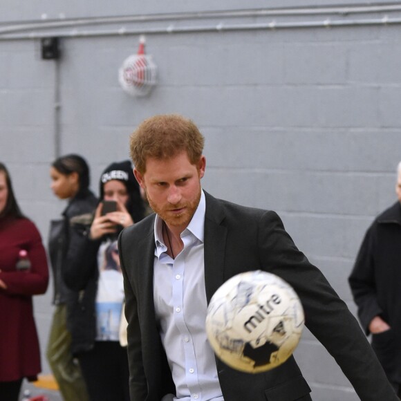 Le prince Harry rencontre les jeunes de l'organisation Pink Lizard à Leicester, le 21 mars 2017 avec qui il joue au football volleyball.