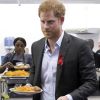 Le prince Harry aide les employés et des volontaires à servir le repas à la cantine du Leicestershire Aids Support Service (LASS), une institution qui vient en aide aux personnes atteintes du VIH à Leicester, le 21 mars 2017.