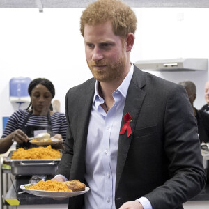 Le prince Harry aide les employés et des volontaires à servir le repas à la cantine du Leicestershire Aids Support Service (LASS), une institution qui vient en aide aux personnes atteintes du VIH à Leicester, le 21 mars 2017.