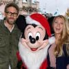 Ryan Reynolds et sa femme Blake Lively posent avec Mickey Mouse au parc Disneyland de Anaheim, Californie, Etats-Unis, le 16 décembre 2016.