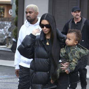 Kim Kardashian, son mari Kanye West et leur fils Saint à Woodland Hills, le 19 février 2017.