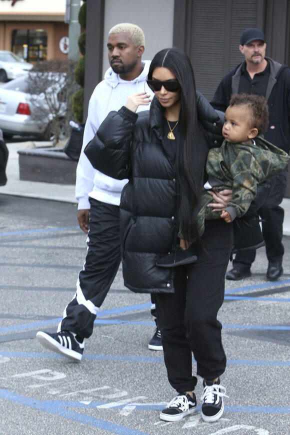 Kim Kardashian, son mari Kanye West et leur fils Saint à Woodland Hills, le 19 février 2017.