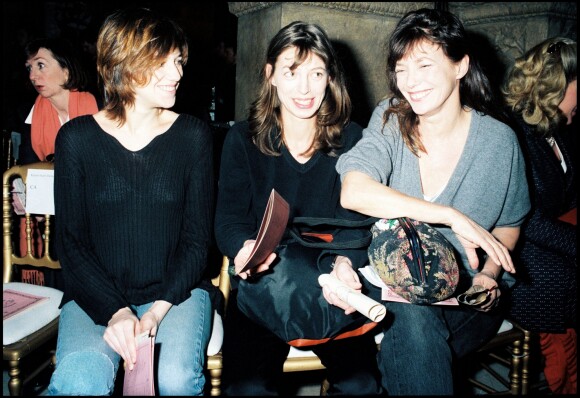 Charlotte Gainsbourg, Kate Barry et Jane Birkin au défilé de mode John Galliano à Paris en mars 1997.