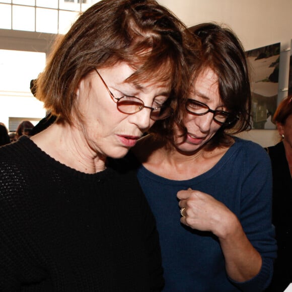 Jane Birkin et sa fille Kate Barry, fruit de son court mariage avec John Barry, lors d'une expo photo de Kate à Dinard en octobre 2012.