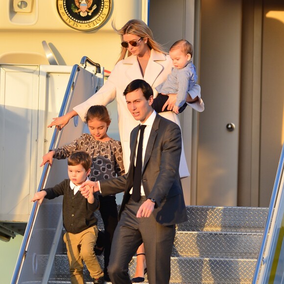 Ivanka Trump avec son mari Jared Kushner et leurs enfants Arabella Rose, Joseph Frederick et Theodore James - Le président américain Donald Trump et sa femme Melania arrivent à l'aéroport de Palm Beach à bord d'air force one avec le premier ministre japonais Shinzo Abe et sa femme Akie Abe à Palm Beach le 10 février 2017