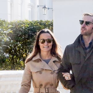 Exclusif - Pippa Middleton et son fiancé James Matthews promènent leurs chiens dans les rues de Londres le 23 octobre 2016. Le couple se mariera le 20 mai 2017 dans le Berkshire.